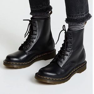 Dr. Marten’s classic 1460 Smooth Black Boots Women’s sz 9